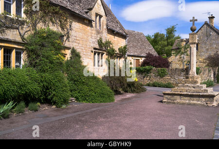 dh Stanton COTSWOLDS GLOUCESTERSHIRE Englisch idyllisch Cotswold Way Dorf Steingebäude und Markt durchqueren england uk Sommer Stockfoto