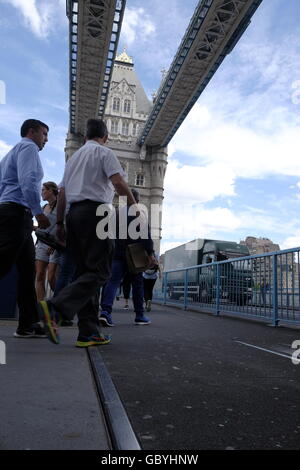 Touristen gehen Sie unter den obenliegenden Gehweg am Tower Bridge City ein Londoner Wahrzeichen Stockfoto