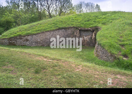 dh Cleeve Hill COTSWOLDS GLOUCESTERSHIRE Belas Knapp Steinzeit Dolmen Grabkammer Eingang Stockfoto