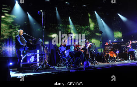 Peter Gabriel tritt während des Womad Festivals im Charlton Park, Wiltshire, auf der Open Air Bühne auf. Stockfoto