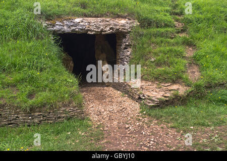 dh Cleeve Hill COTSWOLDS GLOUCESTERSHIRE Belas knapp Steinzeitalter langer Schubkarre neolithische Grabkammer Eingang knap Grab Stockfoto