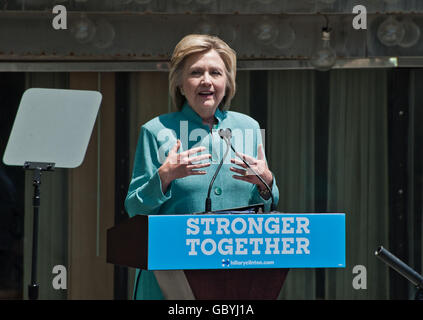 Atlantic City, NJ, USA. 6. Juli 2016. Hillary Clinton Kampagnen vor dem ehemaligen Trump Plaza Casino auf der Promenade. Stockfoto