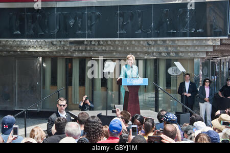 Atlantic City, NJ, USA. 6. Juli 2016. Hillary Clinton Kampagnen vor dem ehemaligen Trump Plaza Casino auf der Promenade. Stockfoto