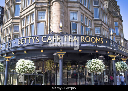 dh Bettys Teeräume HARROGATE NORTH YORKSHIRE Bettys Cafe Teeraum Außenansicht Stadt Restaurant uk Stockfoto