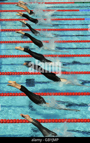 Schwimmen - FINA-Weltmeisterschaften 2009 - Tag Sieben - Rom. Wettkämpfer beim Start der 200-m-Einzelmedley-Hitze der Frauen während der FINA-Weltmeisterschaft im Schwimmen in Rom, Italien. Stockfoto