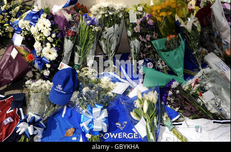 Blumenschmuck und Schals neben einer Statue von Bobby Robson vor der Portman Road, der Heimat des Fußballvereins Ipswich Town, in Erinnerung an den heute verstorbenen Fußballmanager Ipswich. Stockfoto