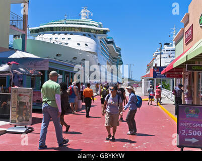 dh St Johns Heritage Harbour Pier ANTIGUA KARIBIK Touristen Passagiere Kreuzfahrt Schiff Dock Straße Kai Schiffe Hafen Menschen östlichen Insel angedockt barbuda Stockfoto