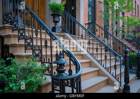 Schmiedeeiserne Geländer mit geometrischen Design entlang, um Häuser in Brooklyn Heights, New York Stockfoto