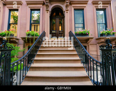 Schönes Brownstone Gebäude mit schmiedeeisernen Geländer in Brooklyn Heights, New York Stockfoto