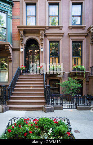 Attraktive Brownstone Wohngebäude mit den Blumen in wohlhabenden Brooklyn Heights-Viertel von New York Stockfoto