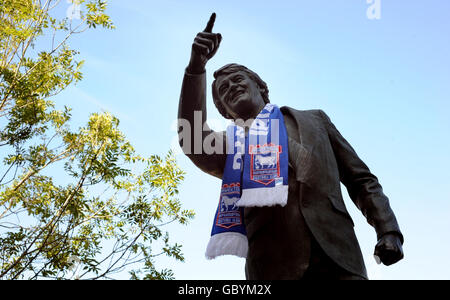 Ein Ipswich Town Schal ist auf einer Statue von Bobby Robson vor dem Ipswich Town Football Club zu sehen, in Erinnerung an den heute verstorbenen Fußballmanager Ipswich. Stockfoto