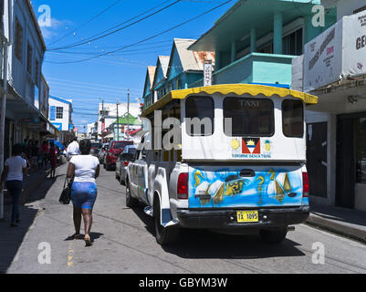 dh St Johns ANTIGUA KARIBIK Saint Johns Straße mit touristischen Taxi Transport lokalen Auto Stockfoto