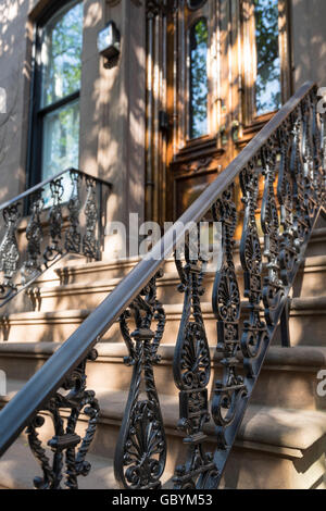 Schmiedeeiserne Geländer mit aufwendigen Design am Eingang zum Haus in Brooklyn Heights, New York Stockfoto