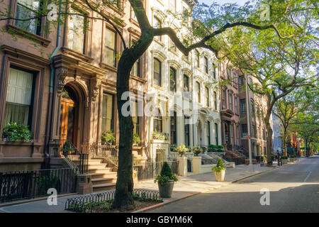 Attraktive Brownstone Gebäude entlang einer sonnendurchfluteten Wohnstraße in Brooklyn Heights, New York Stockfoto