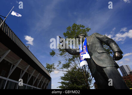 Fußball - Sir Bobby Robson Tribute - Portman Road. Eine Statue von Sir Bobby Robson als Flagge auf dem Ipswich Town Stand fliegt in seinem Gedächtnis am halben Mast Stockfoto