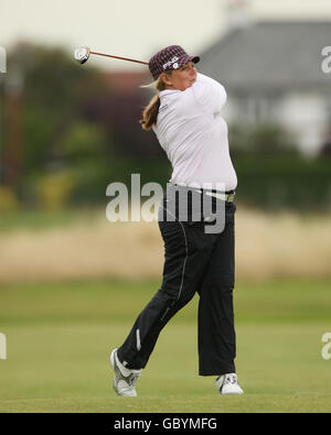 Die Engländerin Georgina Simpson spielt ihren zweiten Schuss vom 17. Fairway während der Women's British Open im Royal Lytham und auf dem St. Anne's Golf Course, Blackpool. Stockfoto