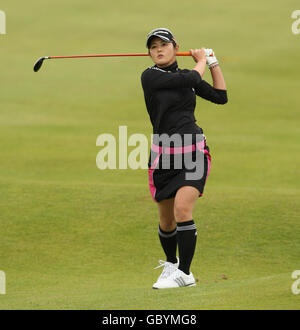 Die japanische Shinobu Mormizato spielt ihren 2. Schuss auf 16. Green während der Women's British Open im Royal Lytham und St. Anne's Golf Course, Blackpool. Stockfoto