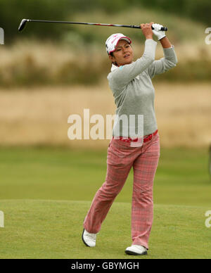 Die Japanerin Ai Miyazato spielt ihren zweiten Schuss auf das 16. Green während der Women's British Open im Royal Lytham und auf dem St. Anne's Golf Course, Blackpool. Stockfoto