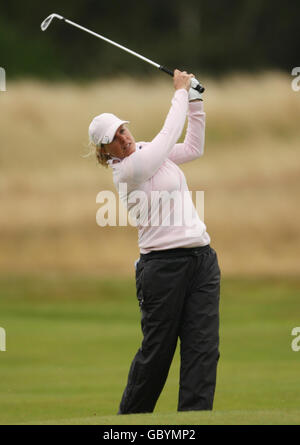 Die Engländerin Samantha Head spielt ihren zweiten Schuss auf dem 15. Fairway während der Women's British Open im Royal Lytham und auf dem St. Anne's Golf Course, Blackpool. Stockfoto