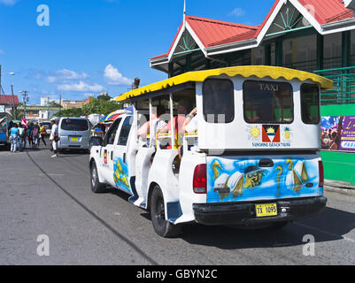 Dh St Johns ANTIGUA KARIBIK Saint Johns Street Touristen mit touristischen taxi Ferienhäuser Stockfoto