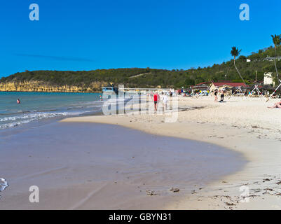 dh Dickenson Bay Beach ANTIGUA KARIBIK Touristen Paar zu Fuß Küste West Indies Urlaub Stockfoto