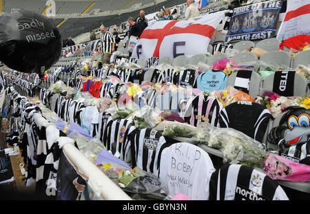 Fußball - Sir Bobby Robson Tributes - St James' Park. Fans zollen Sir Bobby Robson im St James' Park, Newcastle, ihren Respekt. Stockfoto