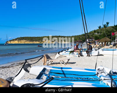 dh Dickenson Bay Strand ANTIGUA CARIBBEAN Westindischen Strand Segelboote zu mieten Stockfoto