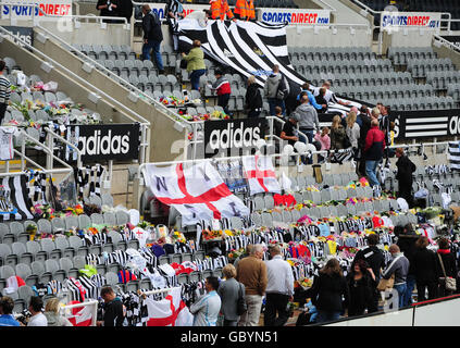 Fußball - Sir Bobby Robson Tributes - St James' Park. Fans zollen Sir Bobby Robson im St James' Park, Newcastle, ihren Respekt. Stockfoto