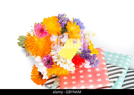 Blumenstrauß, Geschenke und Tag Islolated auf weißem Hintergrund Stockfoto