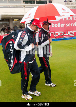 Cricket - The Ashes 2009 - npower Third Test - Tag drei - England gegen Australien - Edgbaston. Der englische Kapitän Andrew Strauss und Trainer Andy Flower beim dritten Test in Edgbaston, Birmingham. Stockfoto