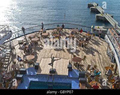 dh Marco Polo Kreuzfahrt Schiff Karibik Aft Deck Passagiere genießen Sie am Abend die Sonne der Karibik an Bord Menschen liner Stockfoto