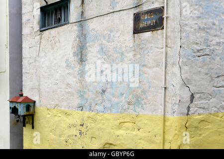 Altar mit Kerze auf griechischen Hauswand Stockfoto