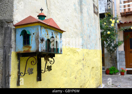 Altar mit Kerze auf griechischen Hauswand Stockfoto