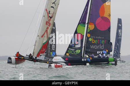 Segeln - Cowes Week - erster Tag - Isle of Wight. Die iShares Cup Flotte der Extreme 40 Katamarane, die während der Cowes Week auf der Isle of Wight Rennen. Stockfoto