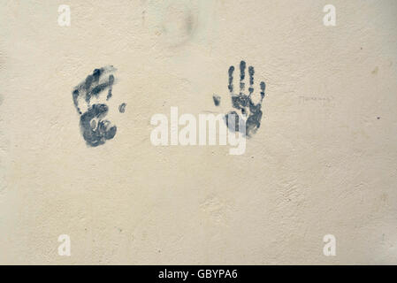 Handabdrücke an Wand in typisch griechisches Dorf Stockfoto