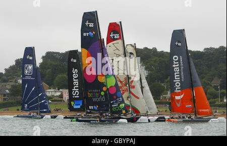 Segeln - Cowes Week - erster Tag - Isle of Wight. Die iShares Cup Flotte der Extreme 40 Katamarane, die während der Cowes Week auf der Isle of Wight Rennen. Stockfoto