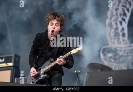 Wrexham, UK. 2. Juli 2016. Wels und The Bottlemen Höchstleistungen Glyndwr University Racecourse, Wrexham, die Unterstützung der Stereopho Stockfoto