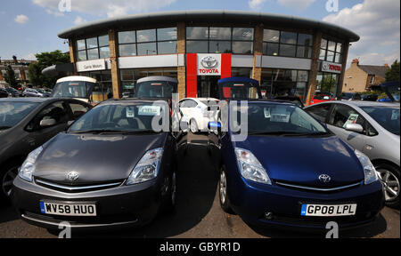 Toyota Autos auf dem Vorplatz in einem Toyota Auto Showroom in West London. Stockfoto