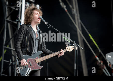 Wrexham, UK. 2. Juli 2016. Wels und The Bottlemen Höchstleistungen Glyndwr University Racecourse, Wrexham, die Unterstützung der Stereopho Stockfoto