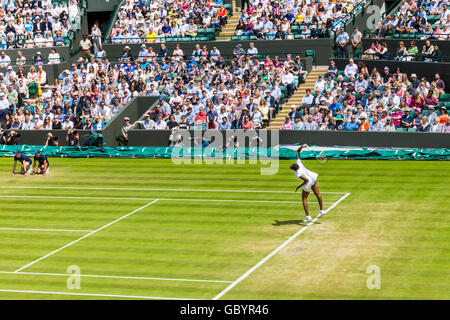 US-amerikanische Tennisspielerin Venus Williams dient auf dem Centre Court, Damen Einzel Viertel Finale Spiel, Wimbledon Championships 2016 Stockfoto