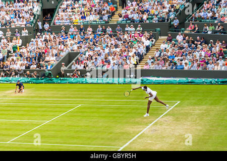 US-amerikanische Tennisspielerin Venus Williams dient auf dem Centre Court, Damen Einzel Viertel Finale Spiel, Wimbledon Championships 2016 Stockfoto