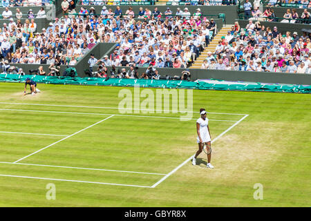 US-amerikanische Tennisspielerin Venus Williams spielt, auf dem Centre Court, Damen Einzel Viertel Finale Spiel, Wimbledon Championships 2016 Stockfoto