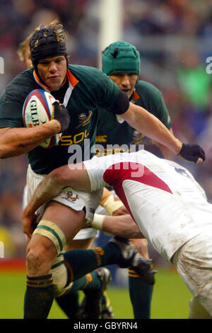 Rugby Union - Investec Challenge - England / Südafrika. Südafrikas Joe van Niekerk (l) wird von Englands Martin Corry (r) gestoppt Stockfoto