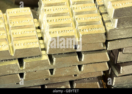 Ein großer Haufen von goldenen Metall-Stangen Stockfoto