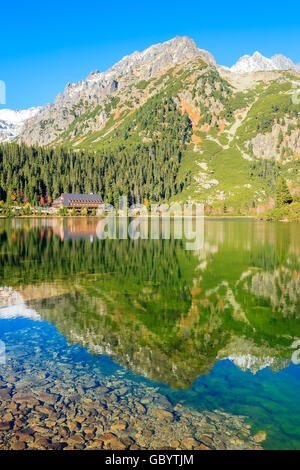 Reflexion der Berge Popradske See in herbstlichen Farben der hohen Tatra, Slowakei Stockfoto