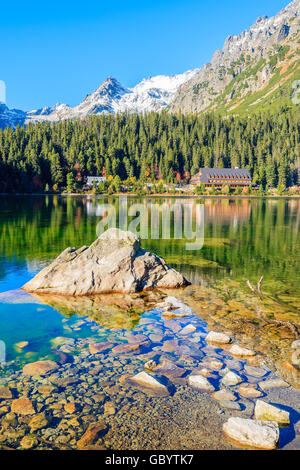 Reflexion der Berge Popradske See in herbstlichen Farben der hohen Tatra, Slowakei Stockfoto