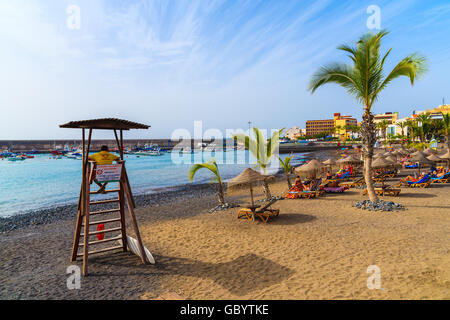 Strand von SAN JUAN, Teneriffa - 15. November 2015: Rettungsschwimmer-Turm am tropischen Strand mit Palmen in San Juan Stadt an der Südküste Teneriffas Stockfoto