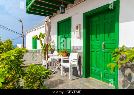 Typisch kanarisches Haus mit grünen Tür und Fenster im Fischerdorf La Caleta, Teneriffa, Kanarische Inseln, Spanien Stockfoto