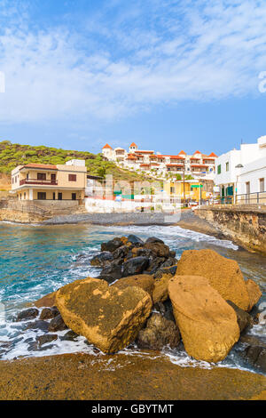 Strand in La Caleta Fischerdorf an der Südküste von Teneriffa, Kanarische Inseln, Spanien Stockfoto