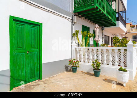 Typisch kanarisches Haus mit grünen Tür und Fenster im Fischerdorf La Caleta, Teneriffa, Kanarische Inseln, Spanien Stockfoto